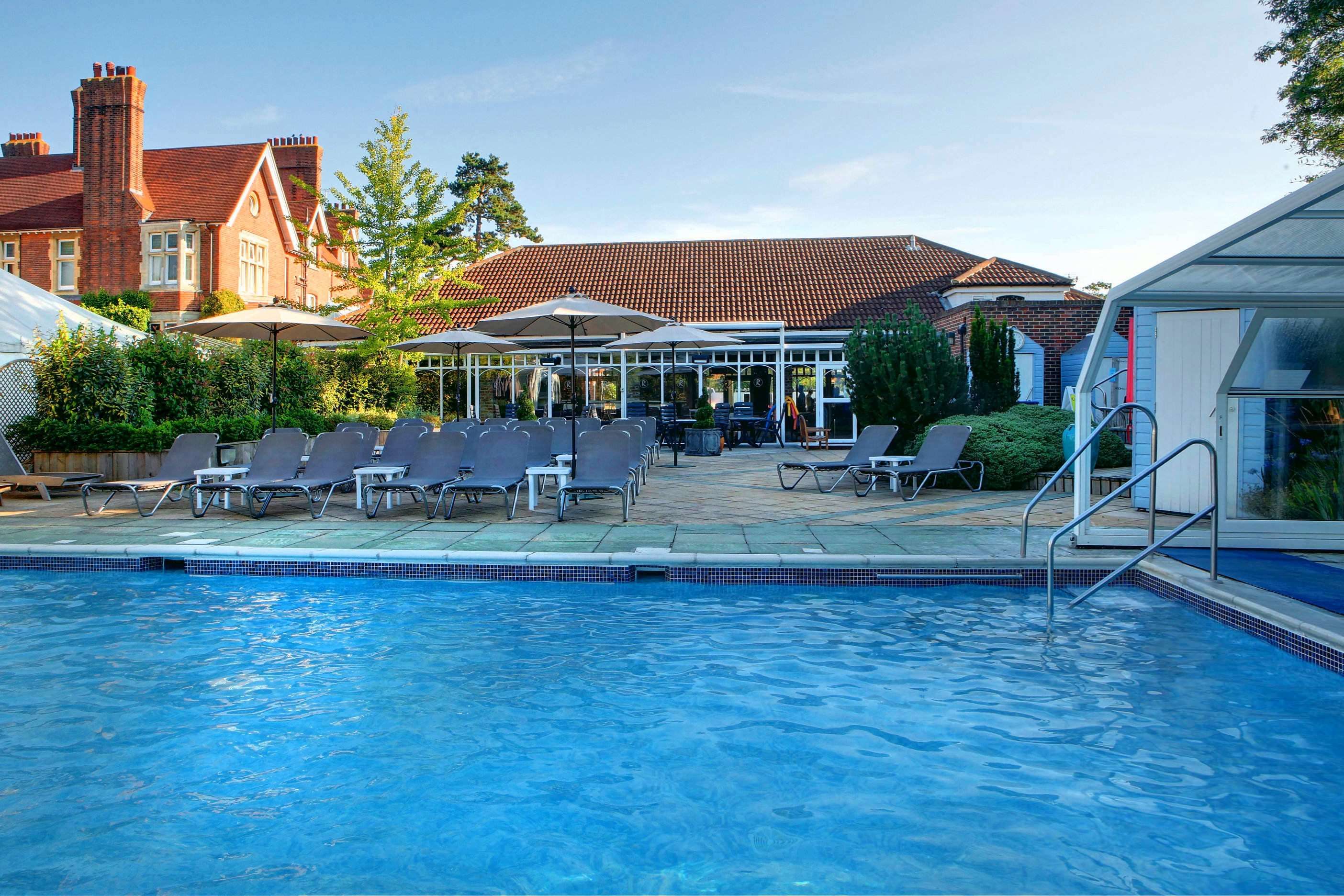 حوض السباحة