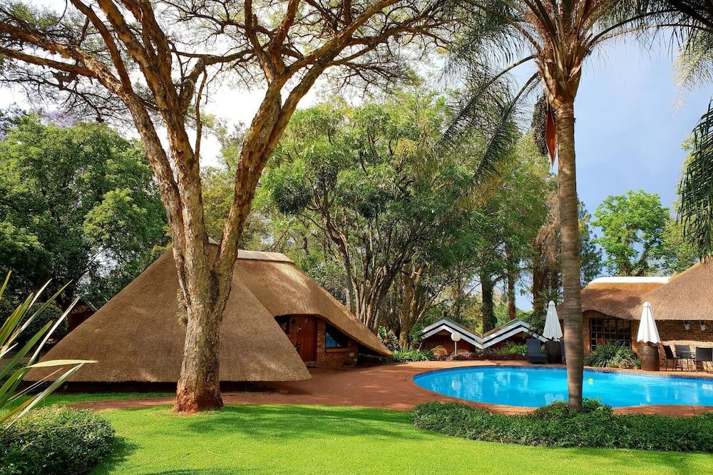 حوض السباحة