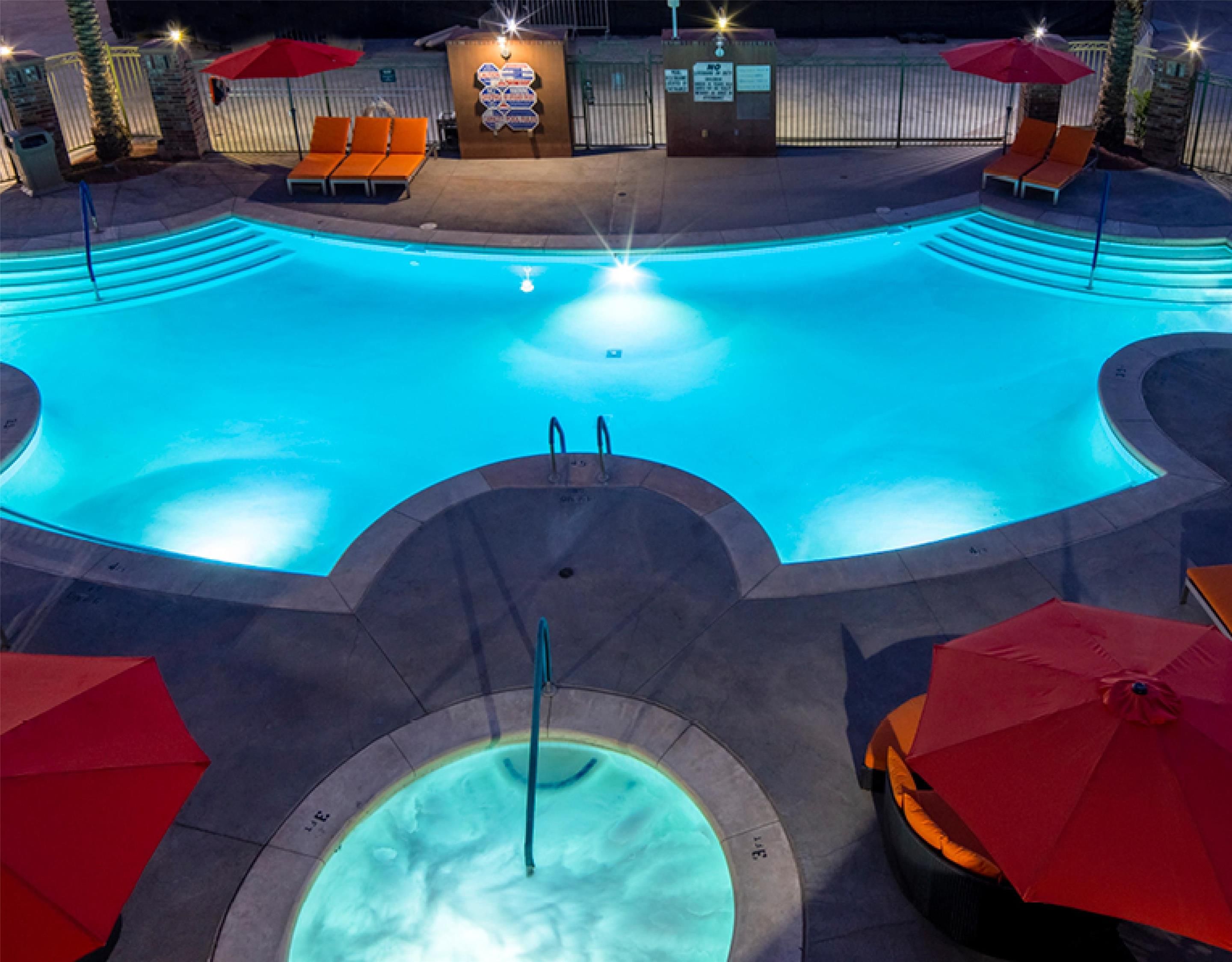 حوض السباحة