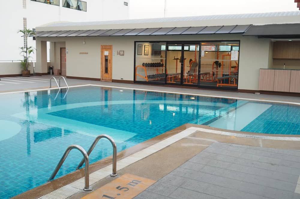 حوض السباحة