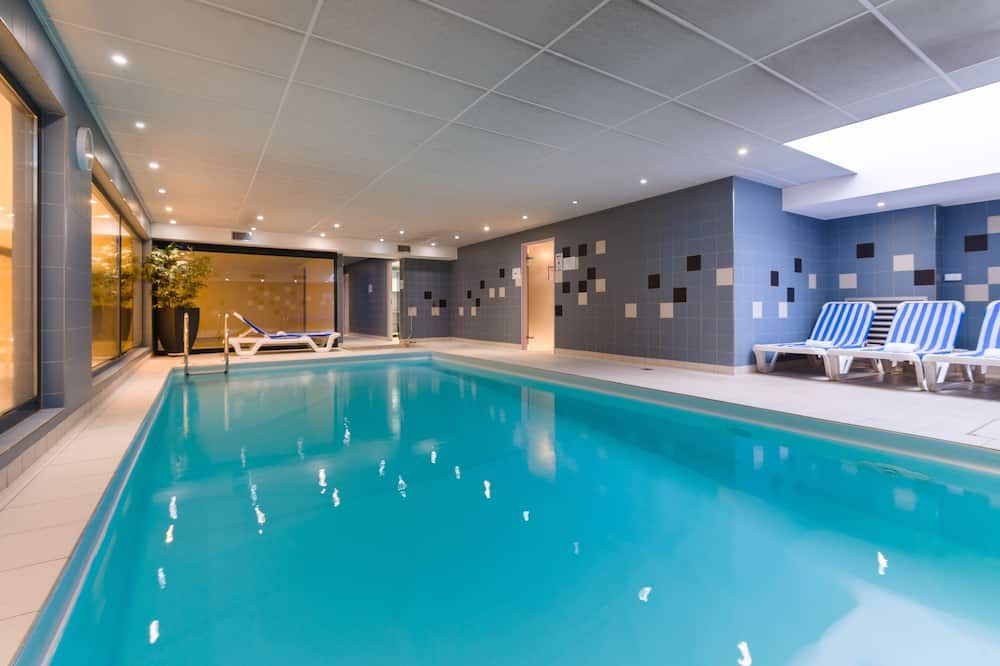 حوض السباحة