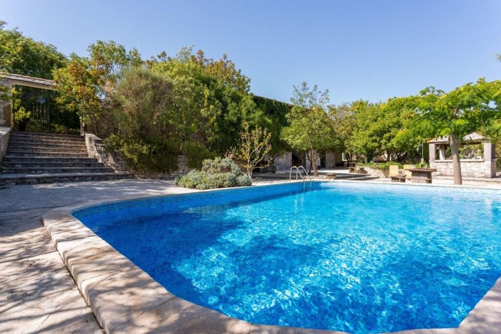 حوض السباحة صورة