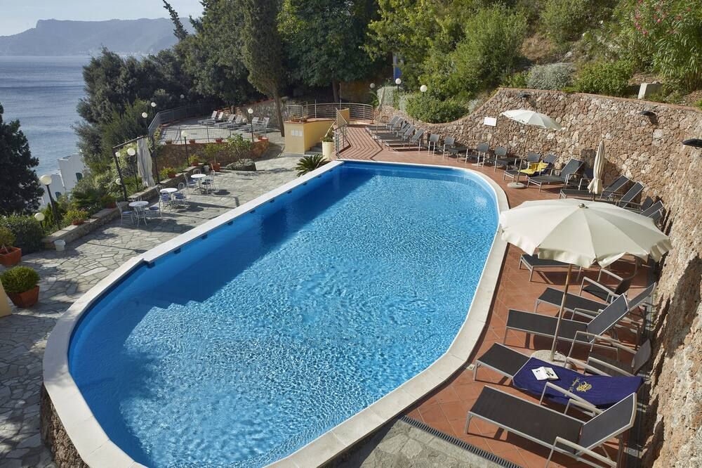 حوض السباحة