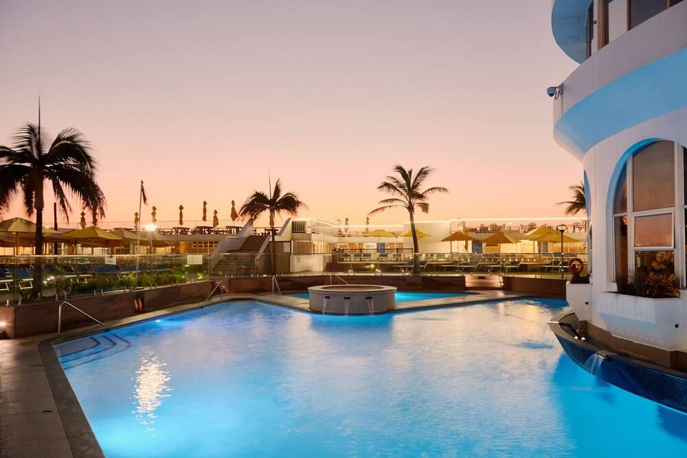 حوض السباحة