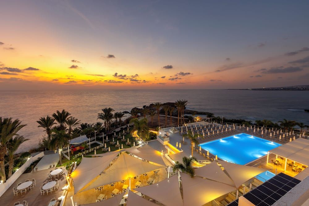 حوض السباحة