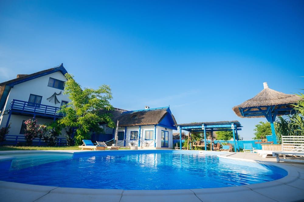 حوض السباحة