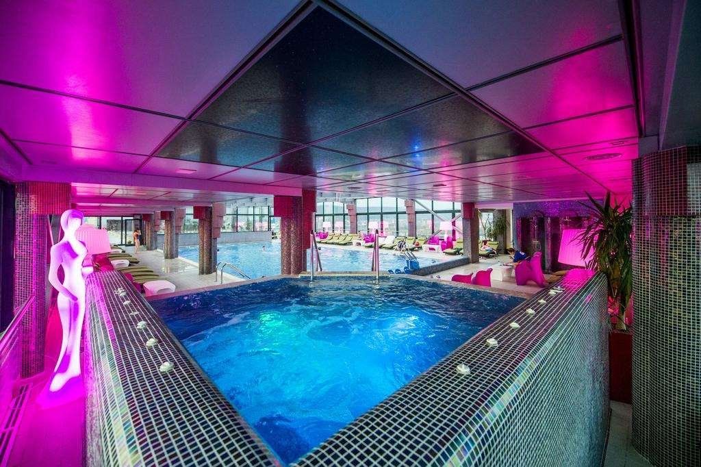 حوض السباحة