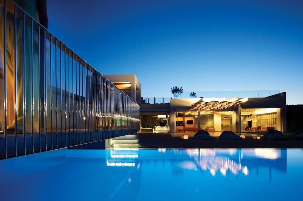 حوض السباحة