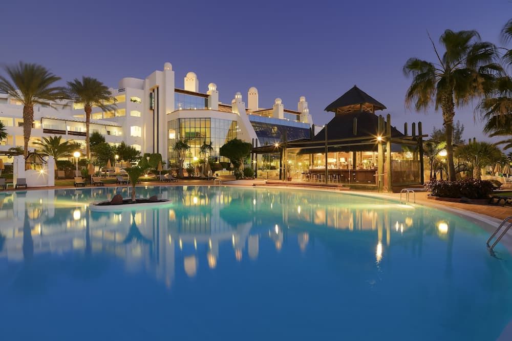 حوض السباحة