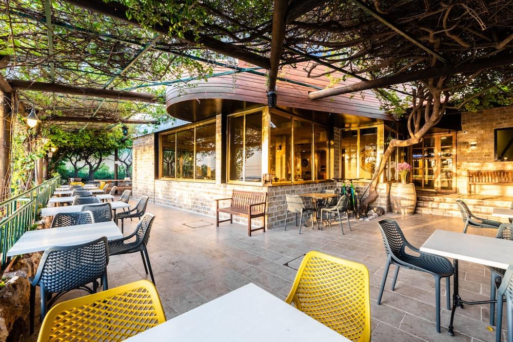 شرفة مرصوفة