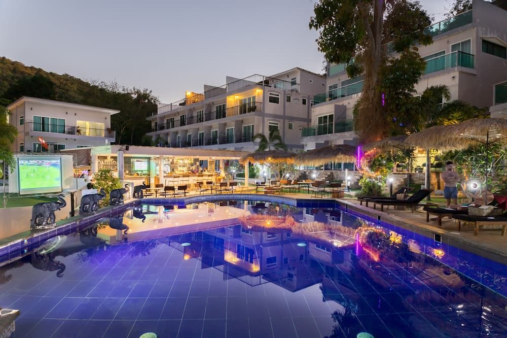 حوض السباحة