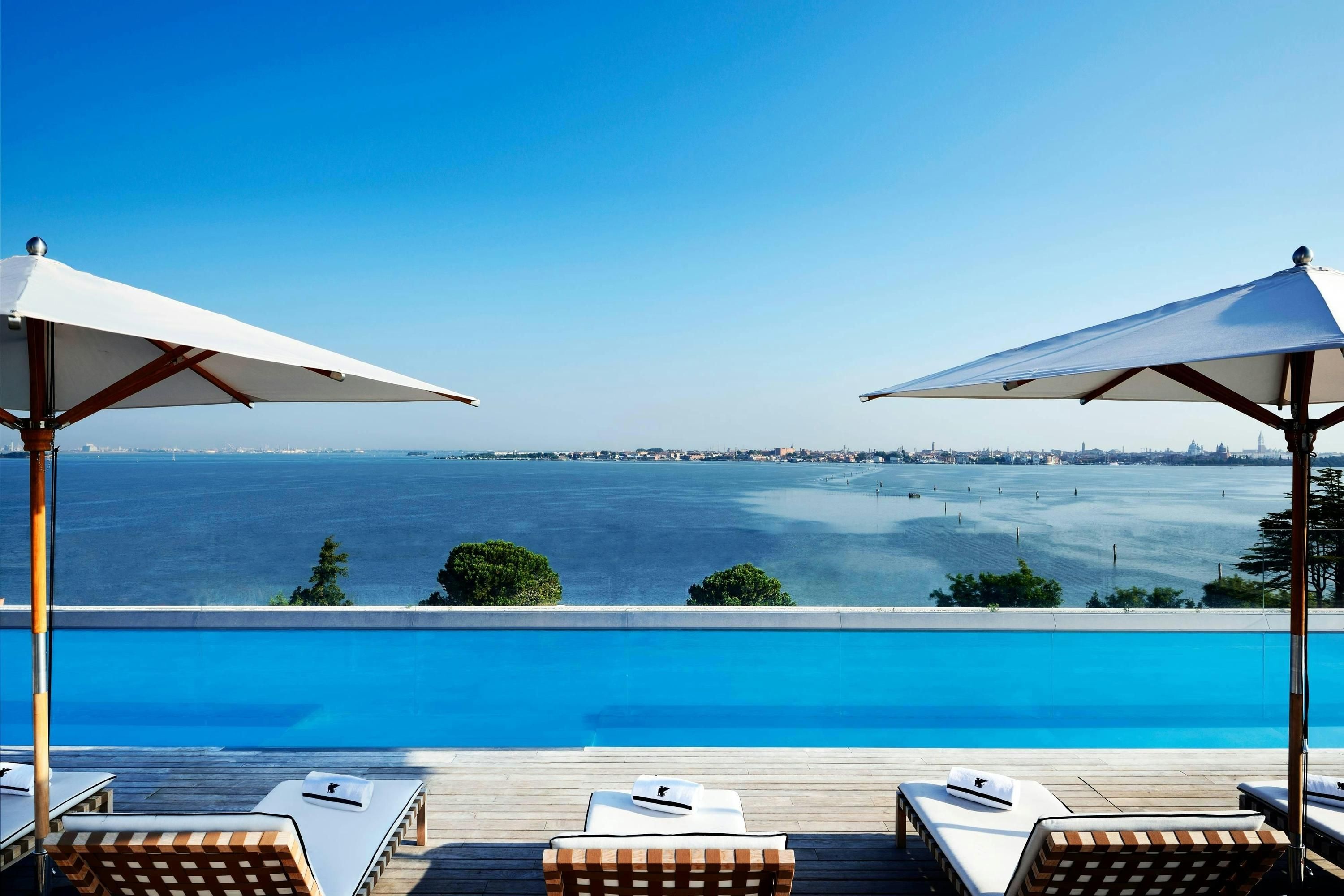 حوض السباحة