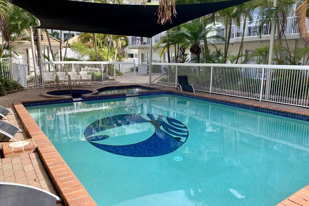 حوض السباحة