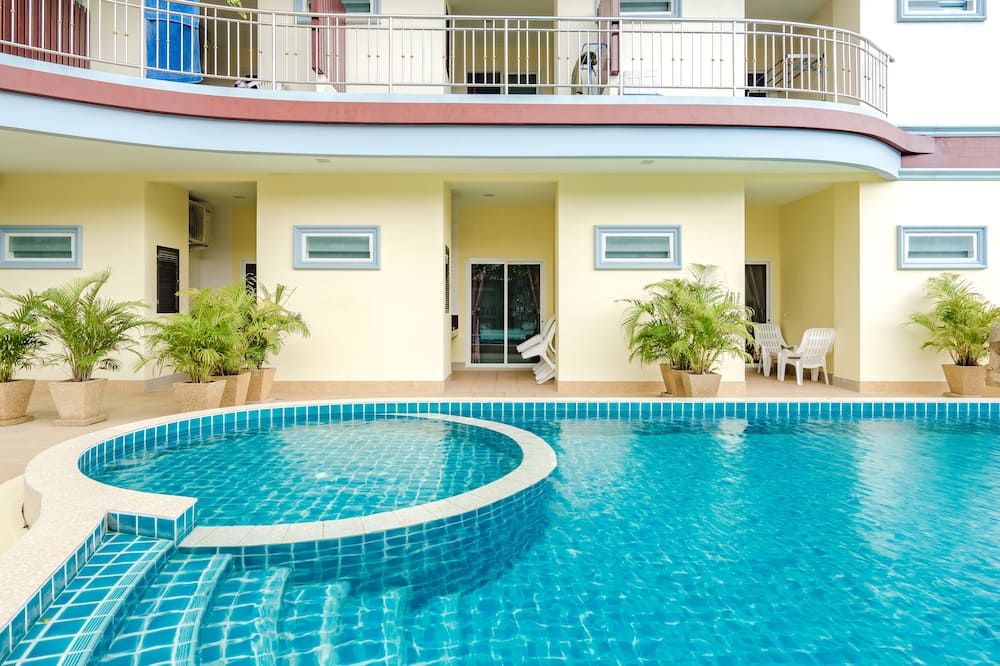 حوض السباحة