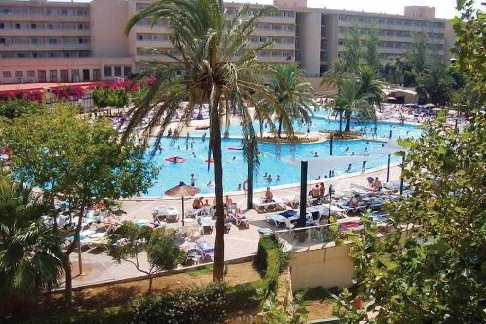 حوض السباحة