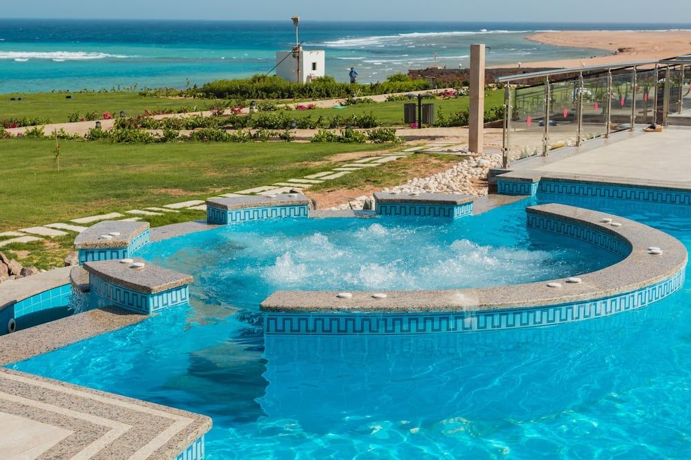 حوض السباحة