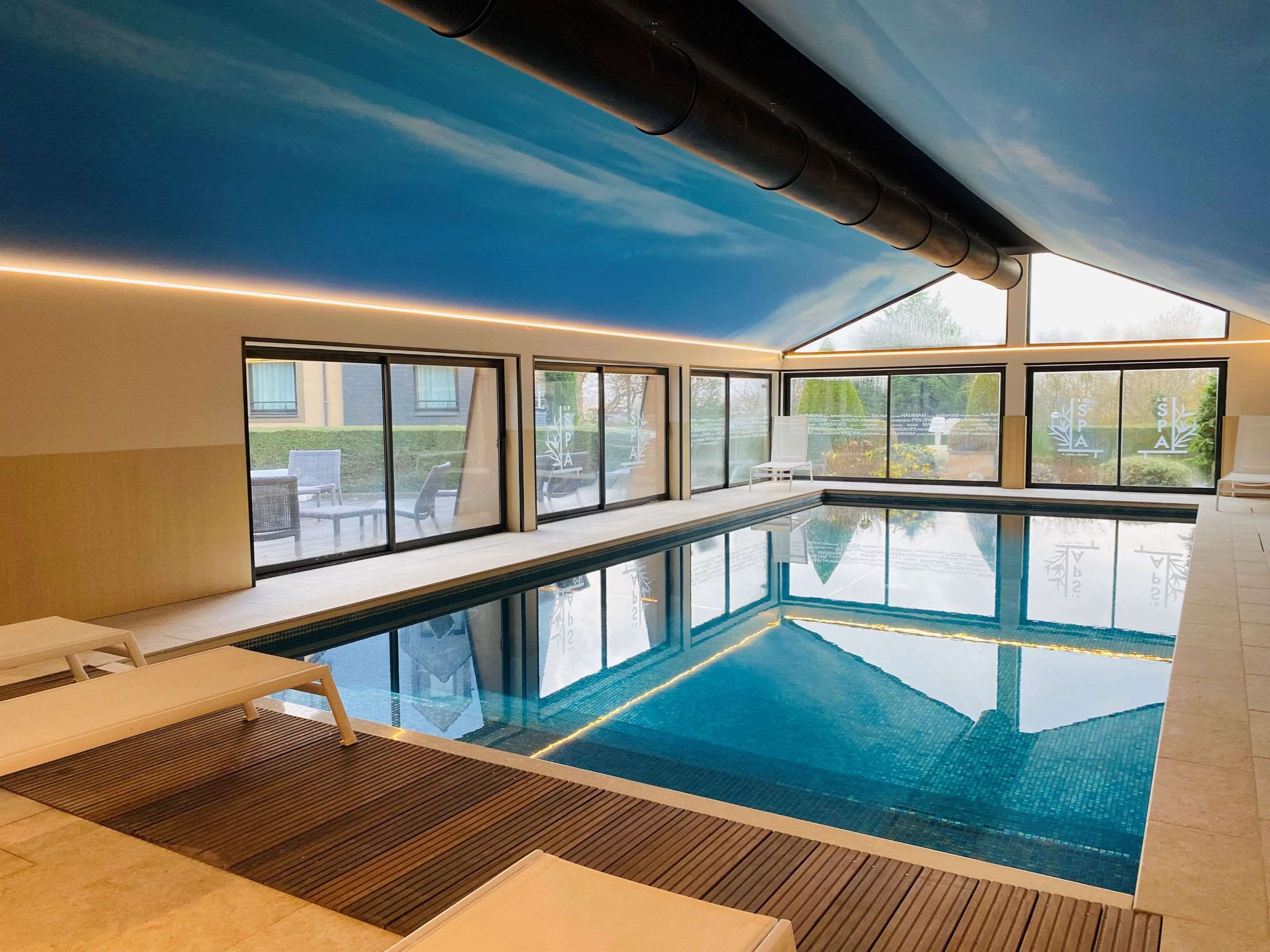 حوض السباحة