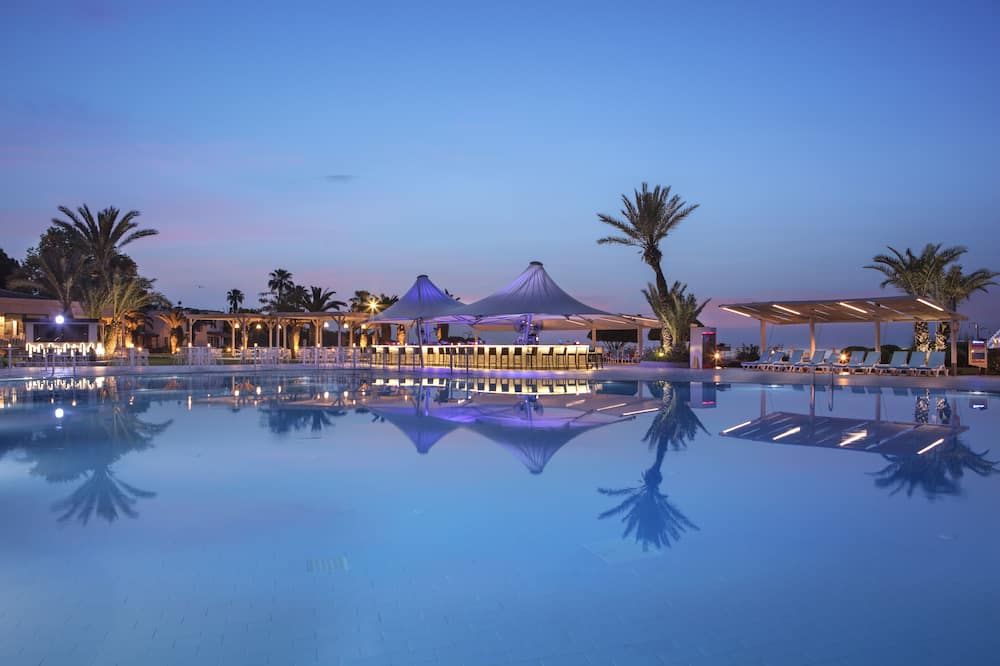 حوض السباحة