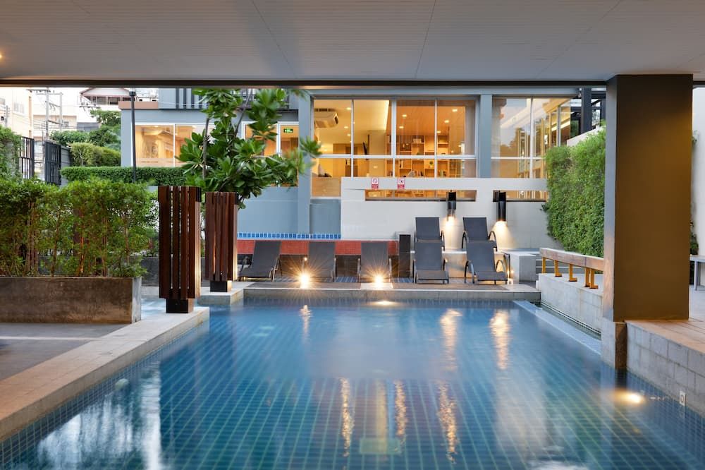 حوض السباحة