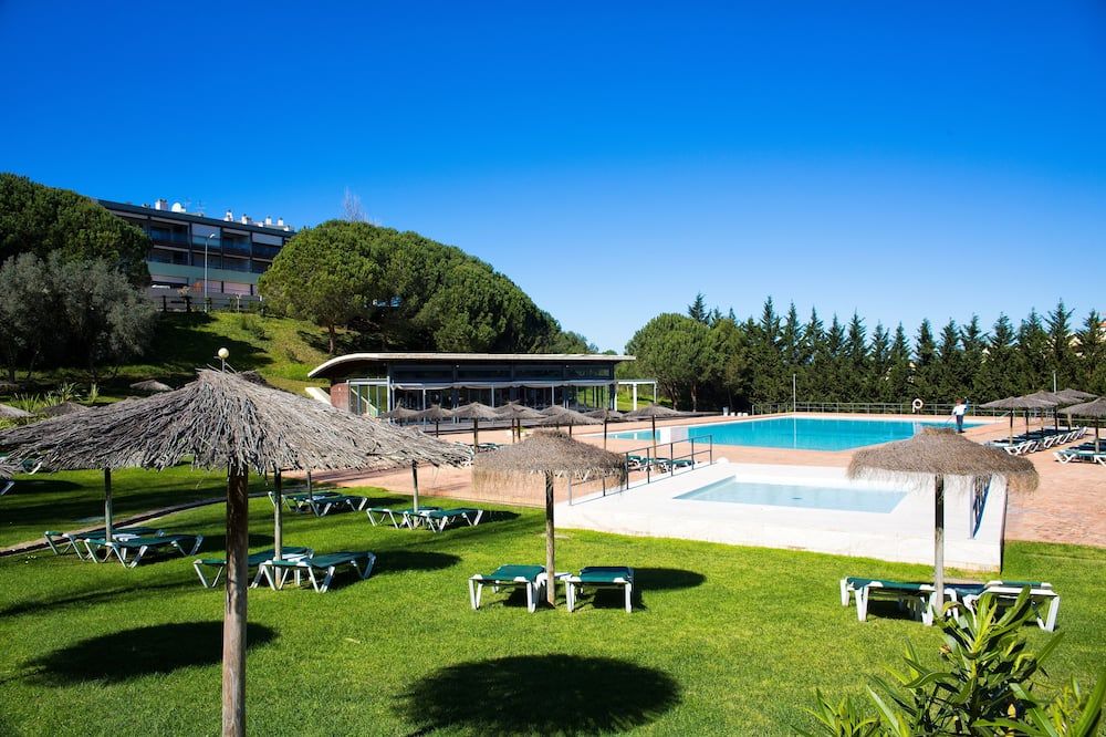 حوض السباحة