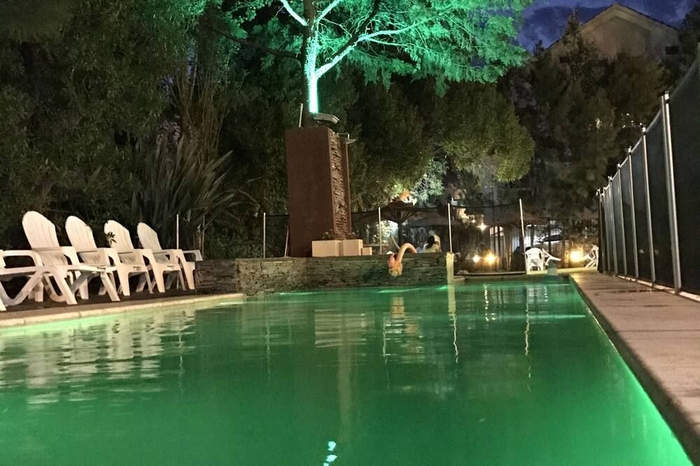 حوض السباحة