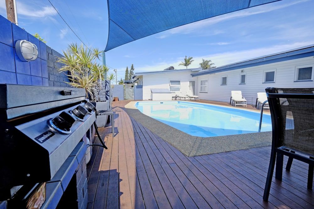 حوض السباحة