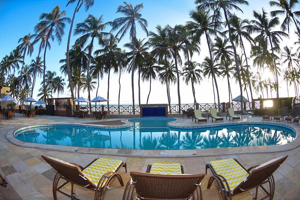 حوض السباحة