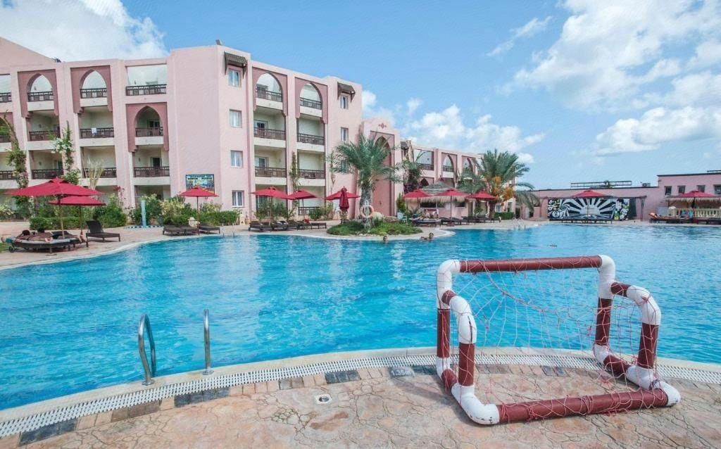 حوض السباحة