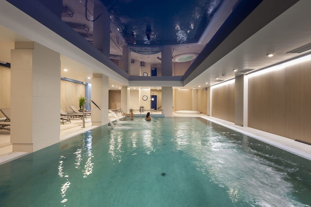 حوض السباحة