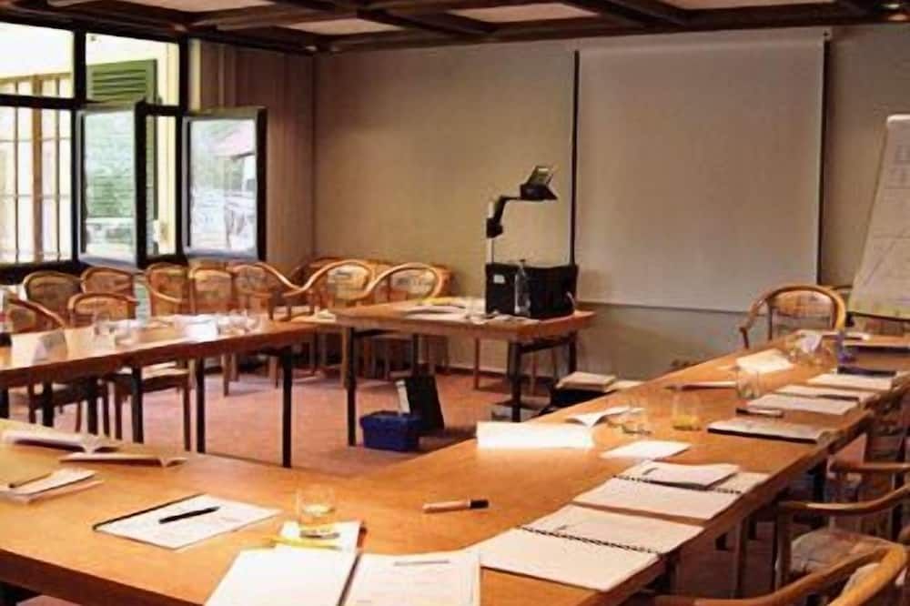 غرفة الاجتماعات