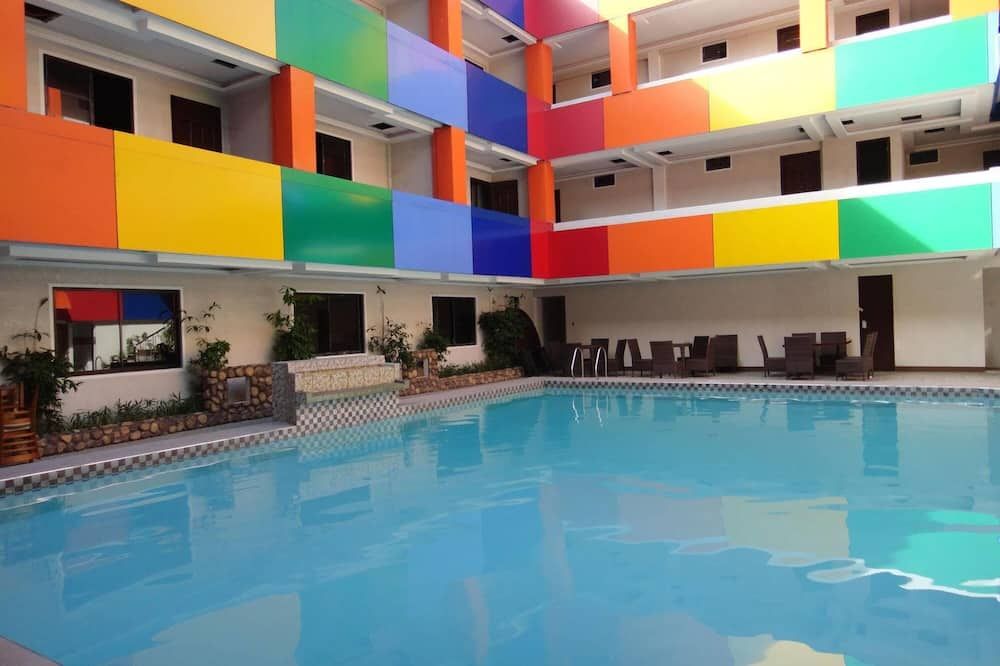 حوض السباحة