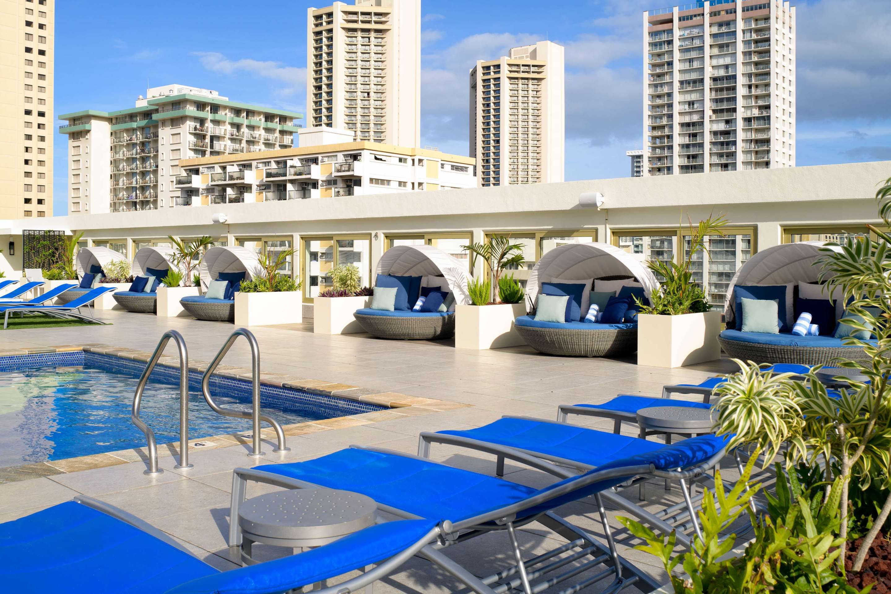 حوض السباحة