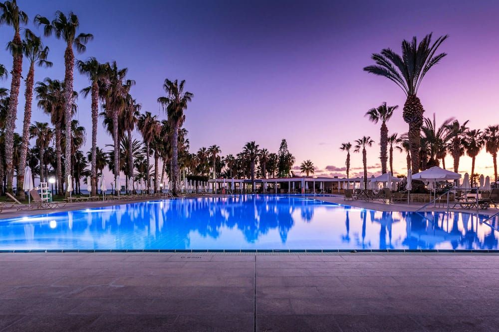 حوض السباحة