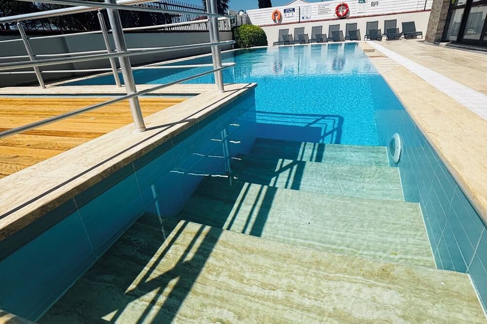 حوض السباحة