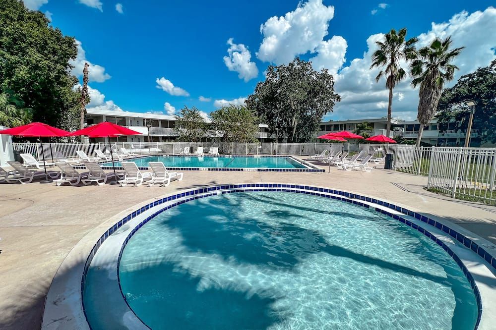 حوض السباحة