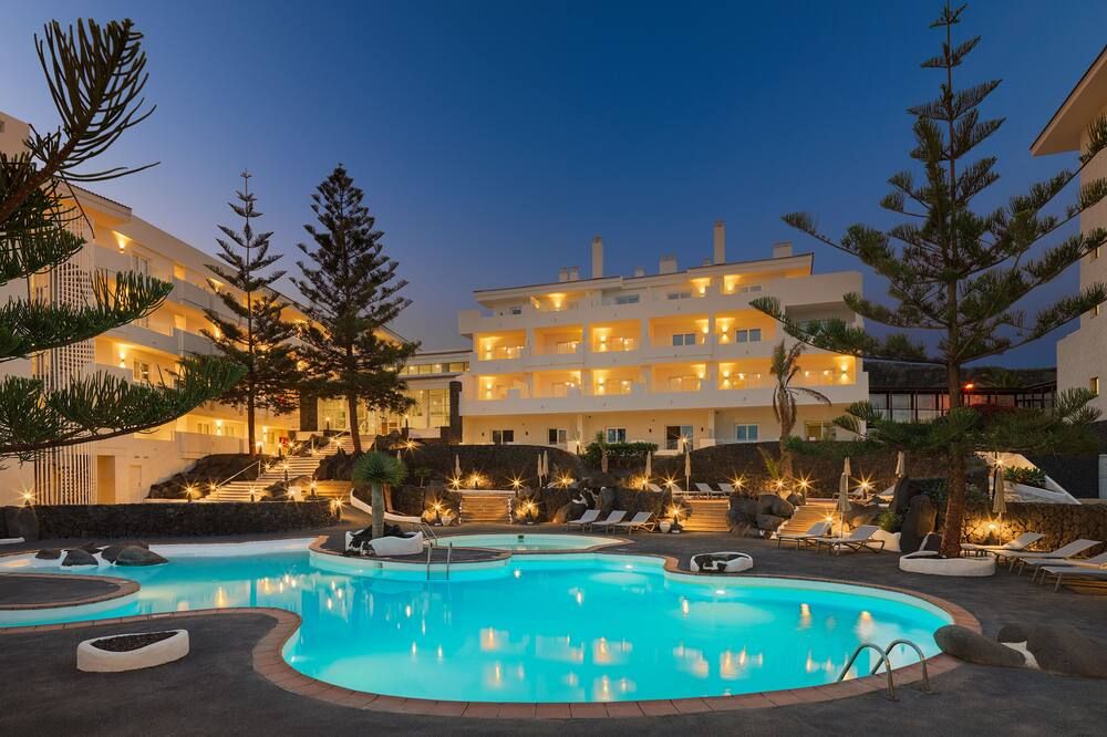 حوض السباحة