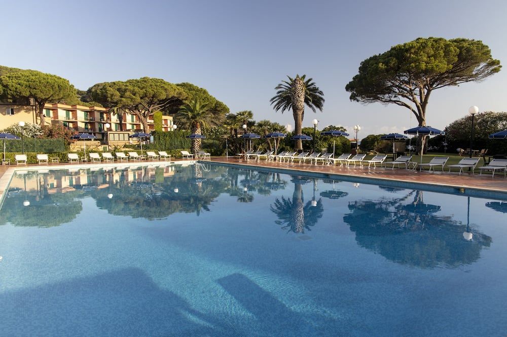 حوض السباحة