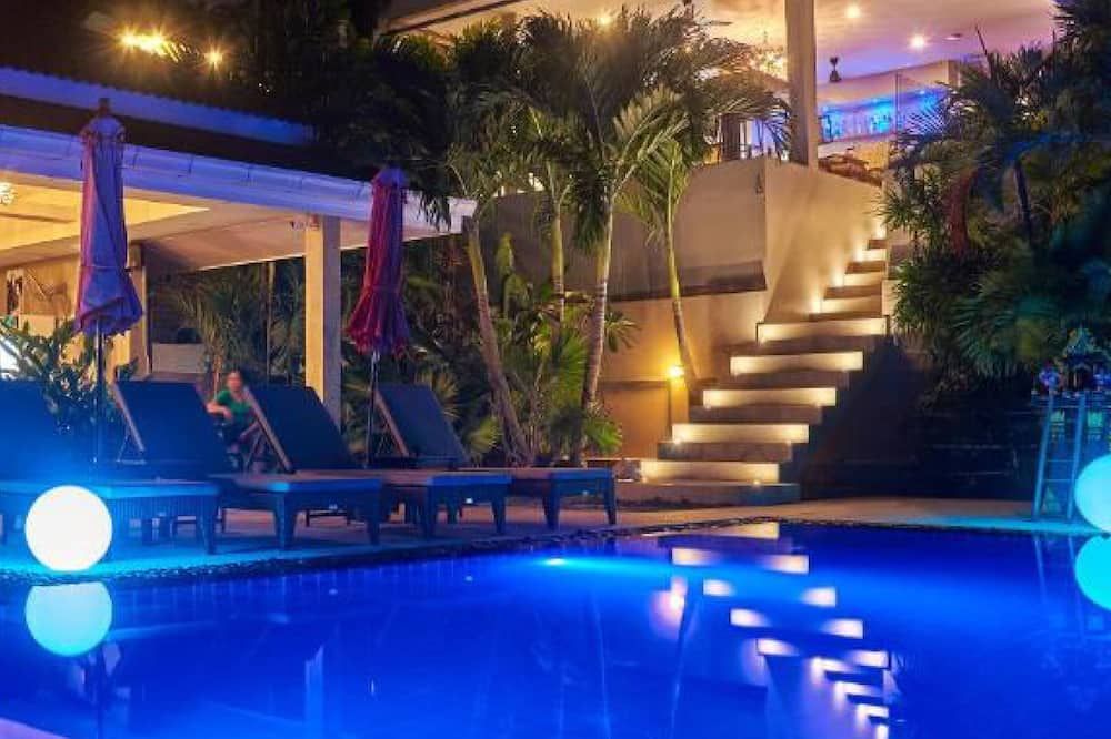 حوض السباحة