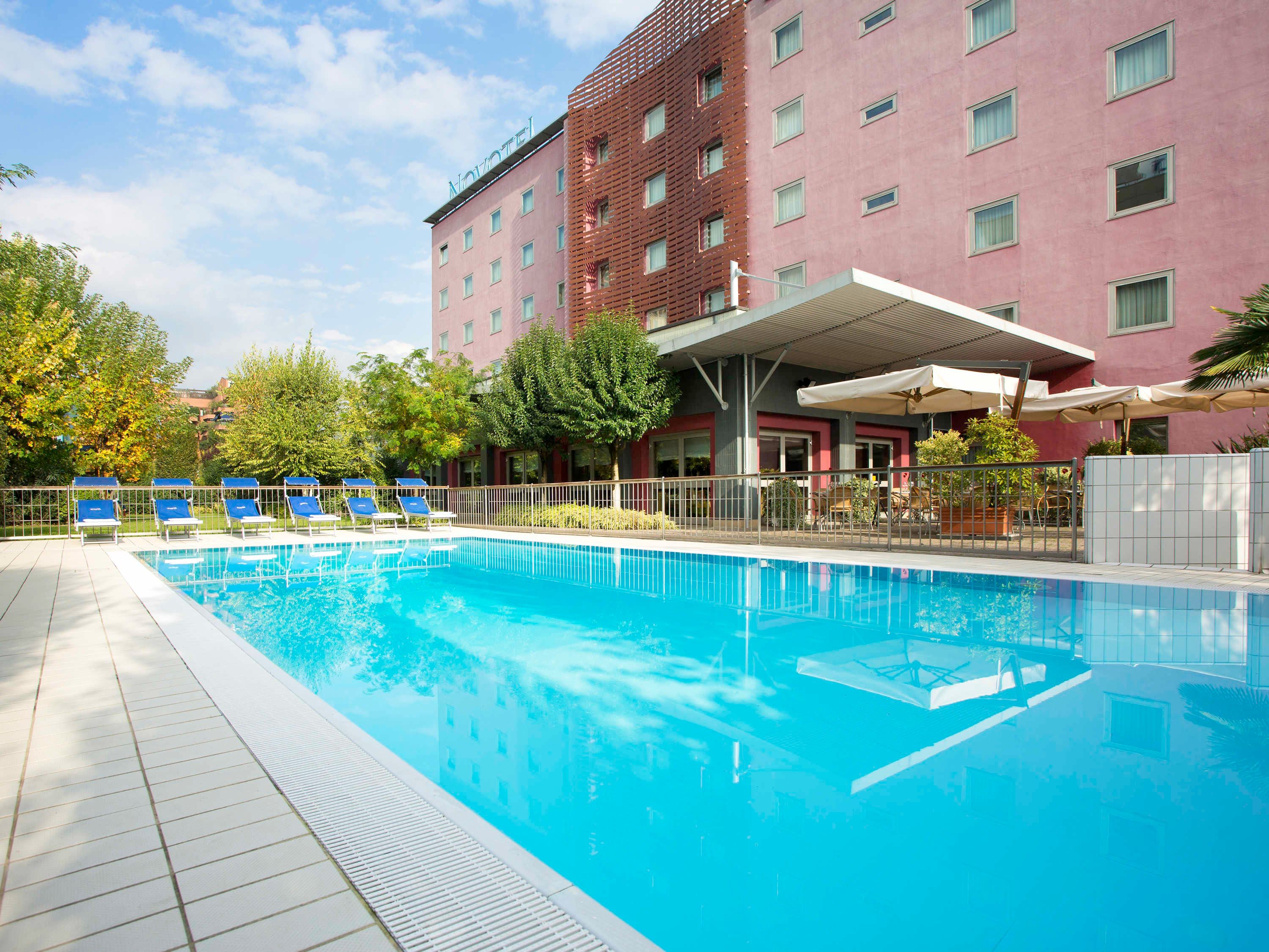 حوض السباحة