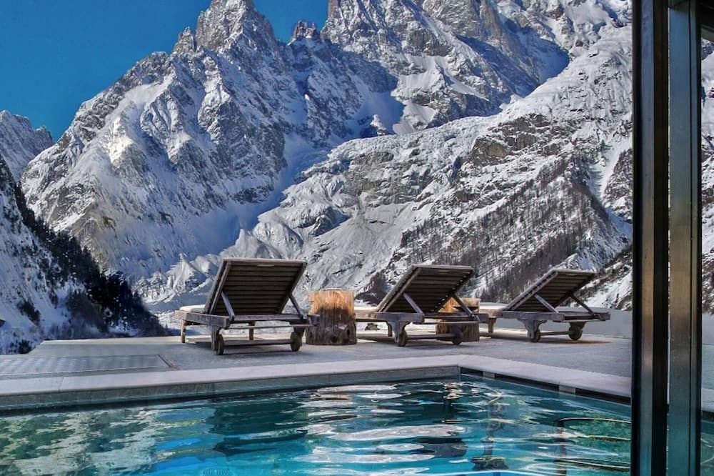 حوض السباحة