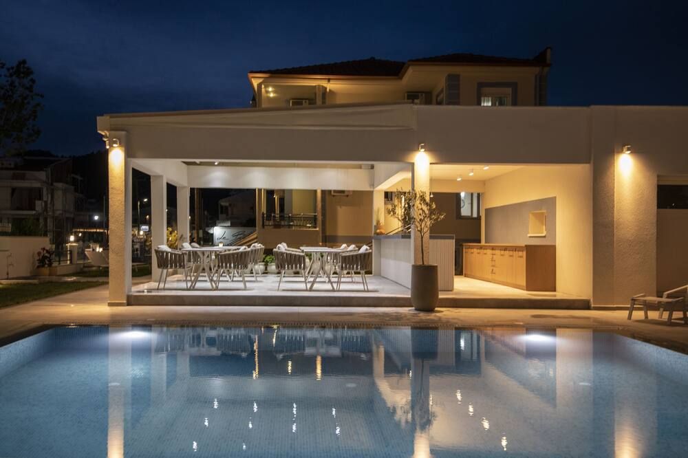 حوض السباحة