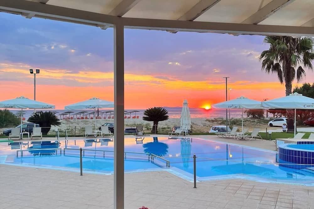 حوض السباحة صورة