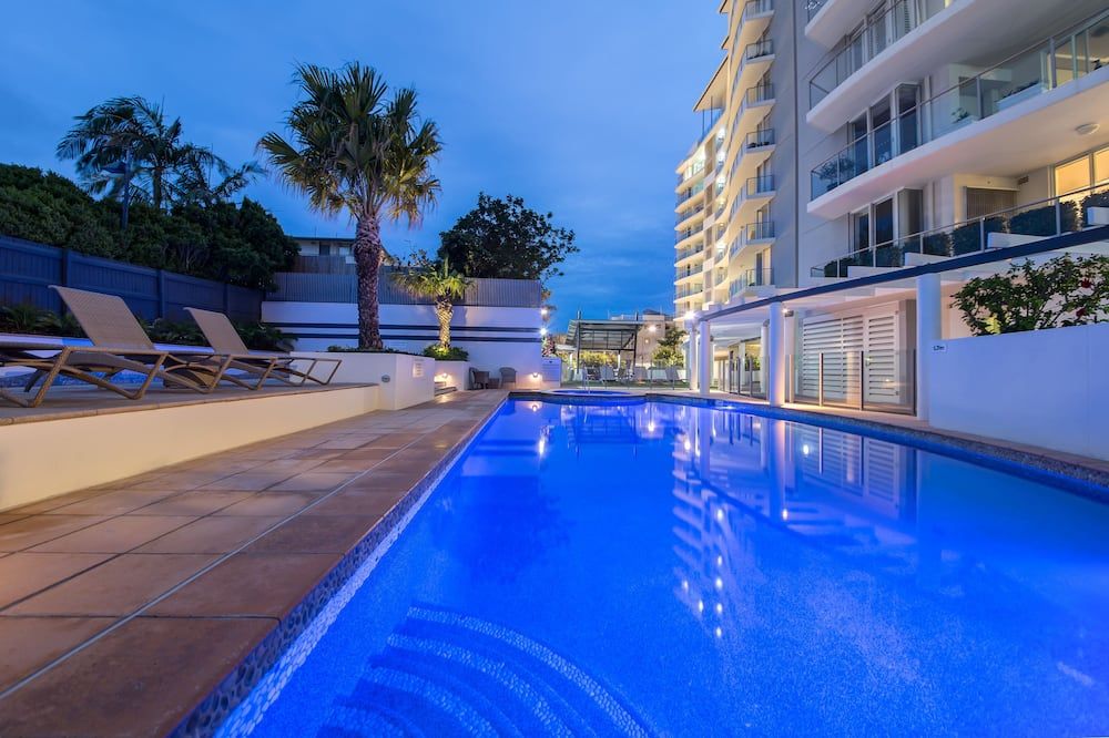 حوض السباحة