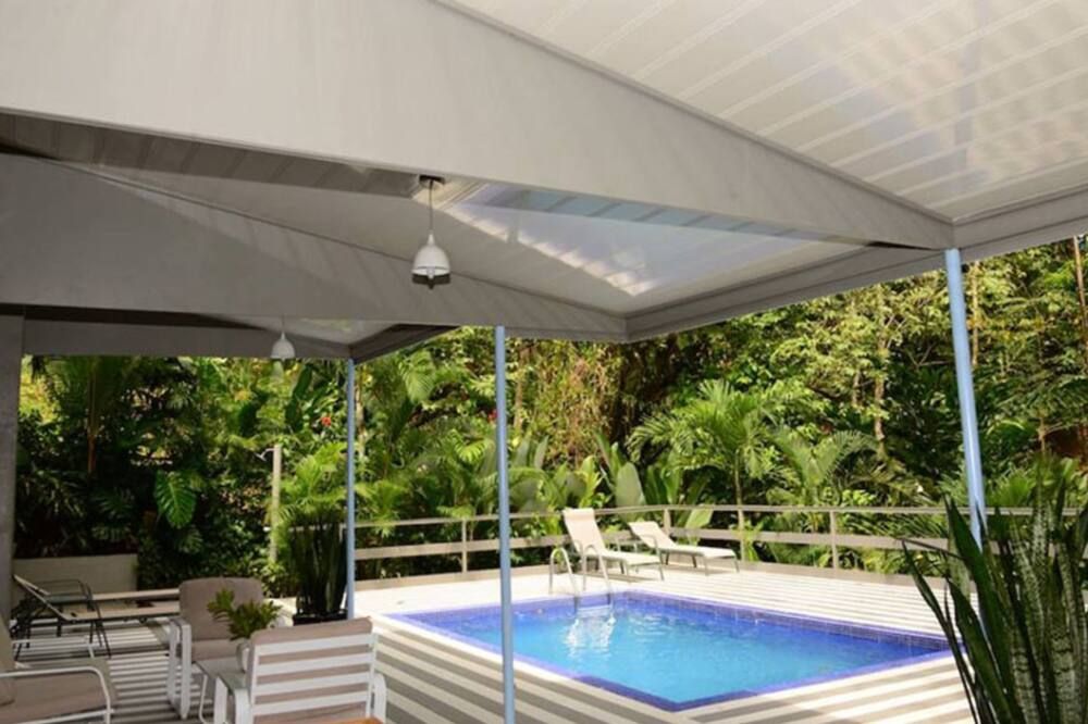 حوض السباحة