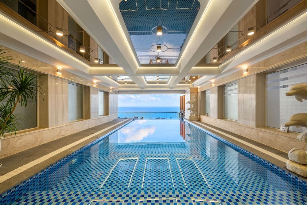 حوض السباحة