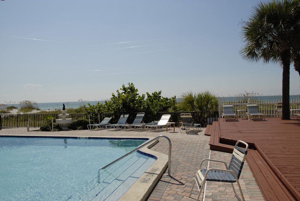 حوض السباحة