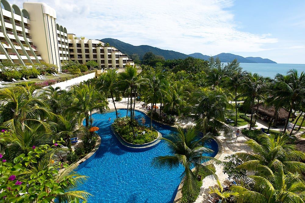 حوض السباحة