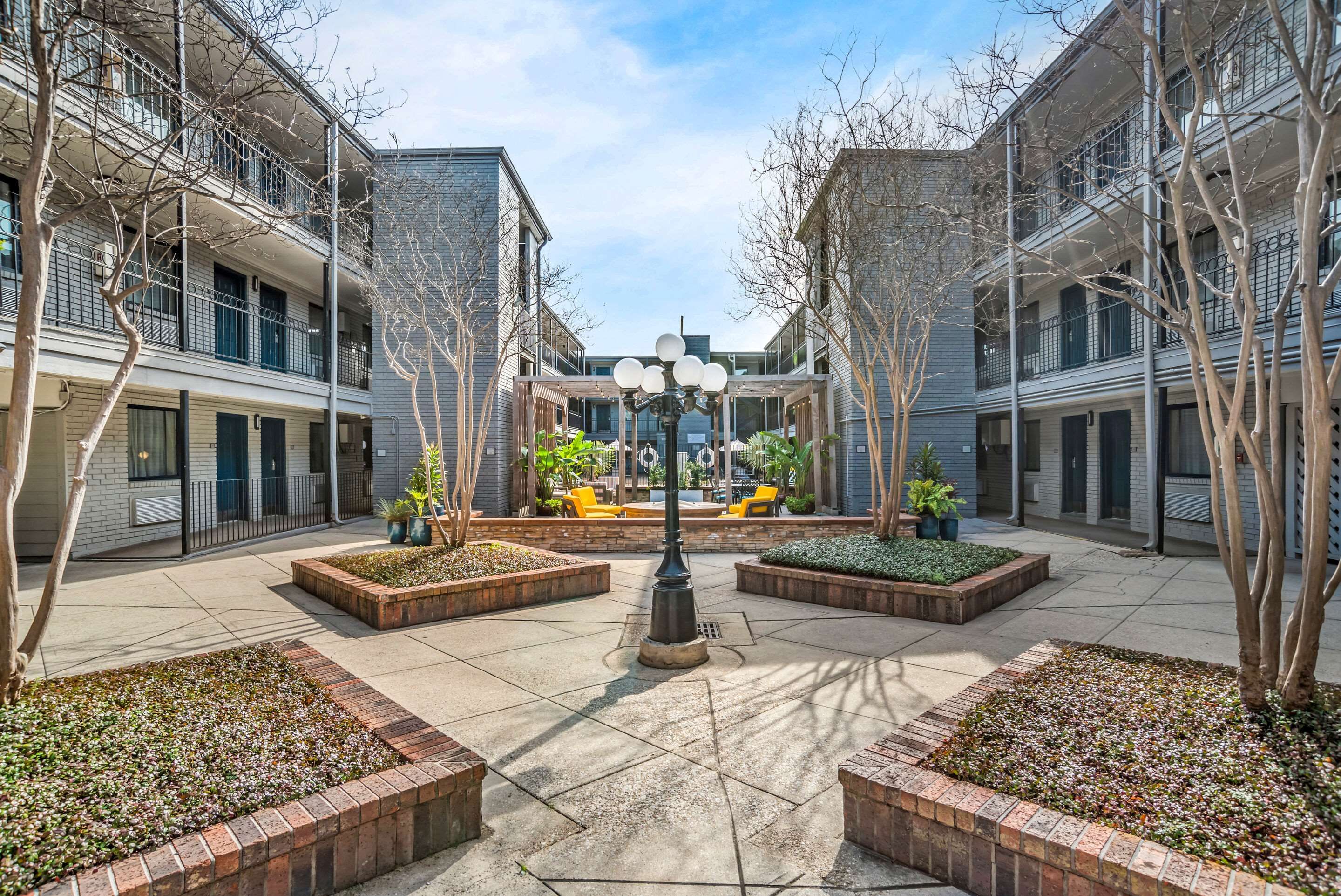 حوض السباحة