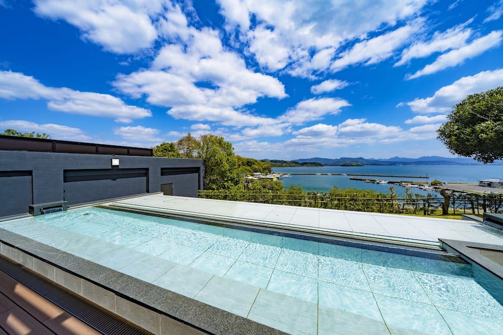 حوض السباحة