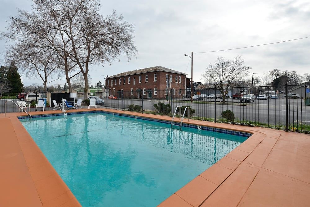 حوض السباحة